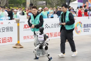 Humans outrun robots at Beijing half-marathon
